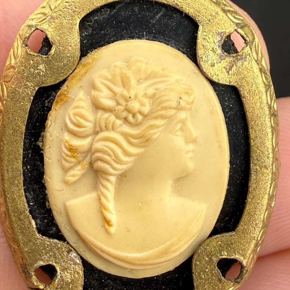 Vintage Cameo Brooch Pin Gold Tone Black Oval Portrait